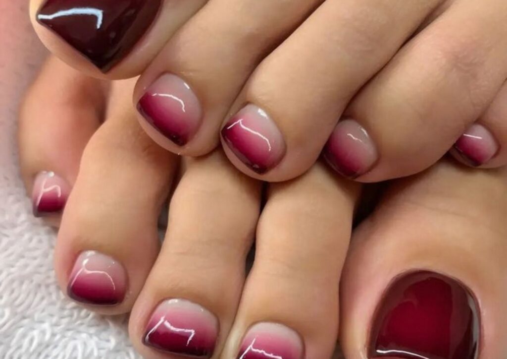 Two-tone wedding toenails idea combining cream and champagne shades