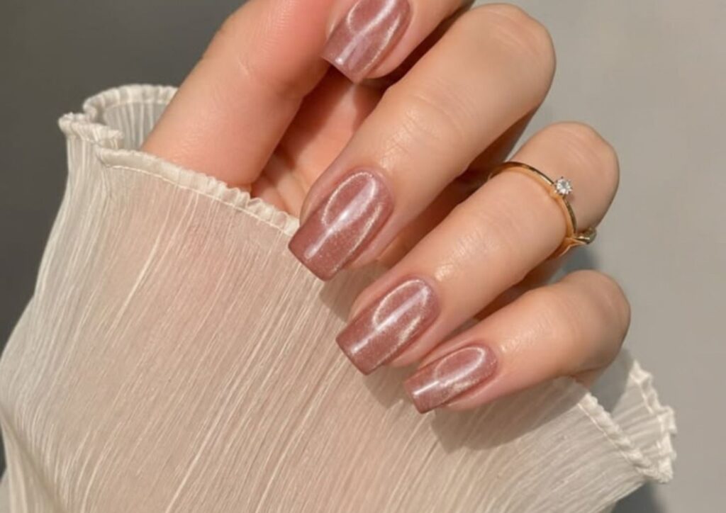 Short wedding nail ideas with a velvet cat-eye finish