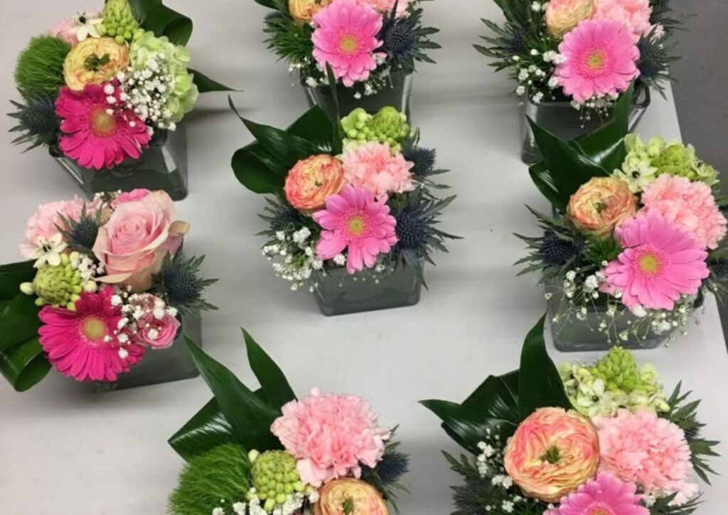 DIY wedding centerpiece ideas with small floral arrangements in glass vases